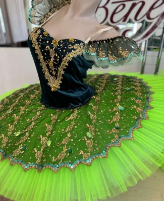 Stage costume F 0527(3149)
